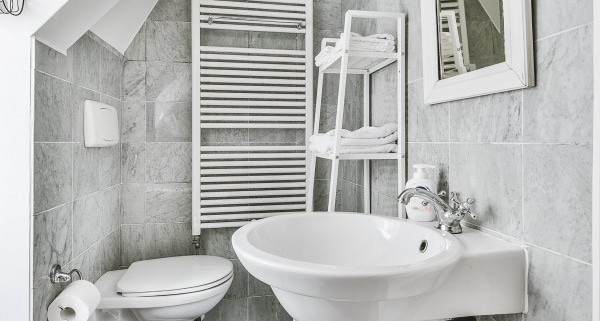 Astuces pour aménager une salle de bain sous pente